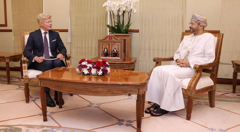 وزير الخاريجة العماني مع المبعوث الأممي